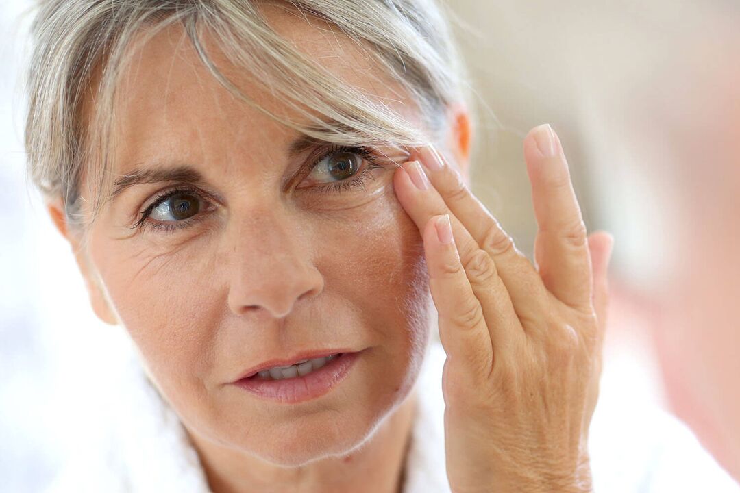 L'auto-massage du visage pour aider les femmes de 50 ans et plus à rester jeunes