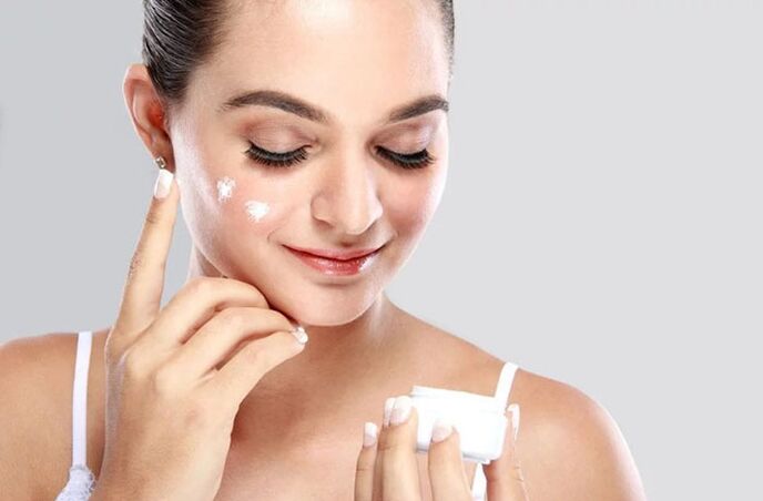 Avant d'utiliser le masseur, appliquez la crème sur votre visage