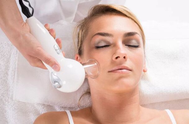 Une procédure de massage sous vide aidera à nettoyer la peau du visage et à lisser les rides